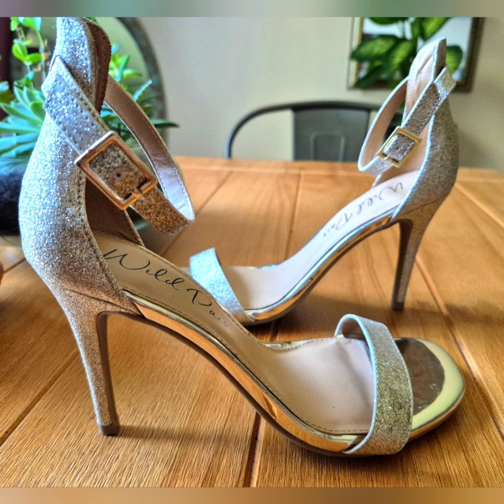 Wild Pair 'Blaire' Gold Glitter‎ Heels - Size 6.5